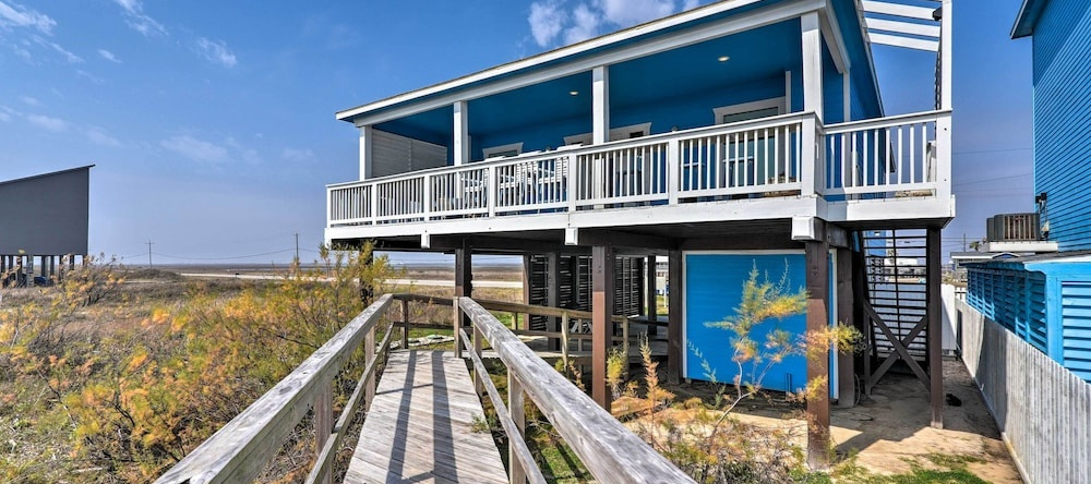 Private Beach + Oceanfront Balcony: Freeport Home, Сан Луис Бич — фото 1