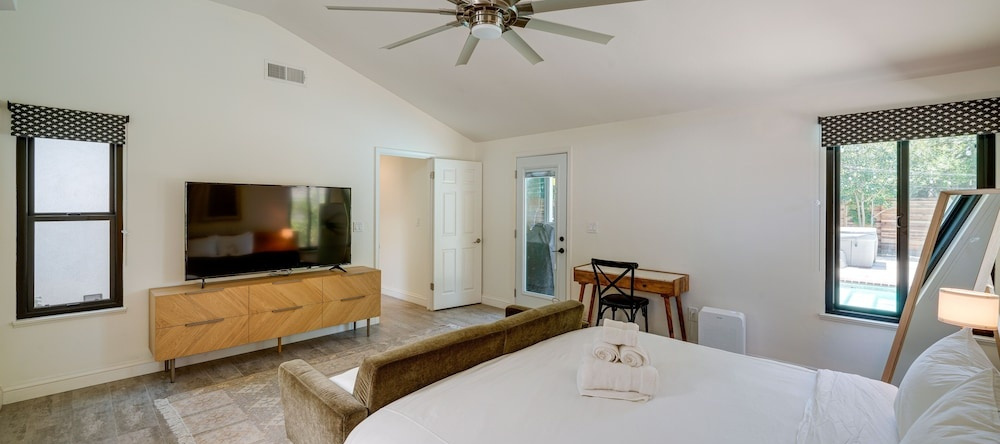 Bakersfield Oasis: Private Pool, Hot Tub & Patio!, Бейкерсфилд — фото 1