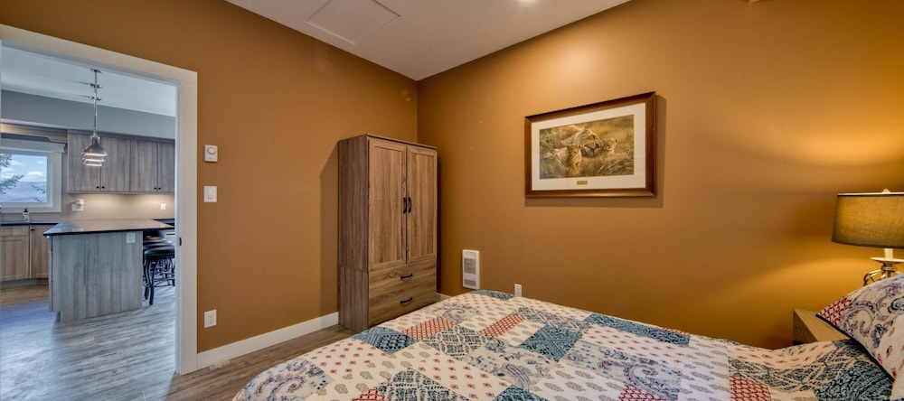 Semi-lakefront Luxury Blind Bay - Spring Specials! 2 Bedroom Cottage by RedAwning, 布莱恩德湾 — 照片 1