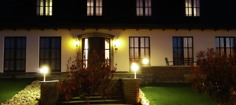 Charming Holiday Home with Hot Tub in Bree, 布雷 — 照片 1