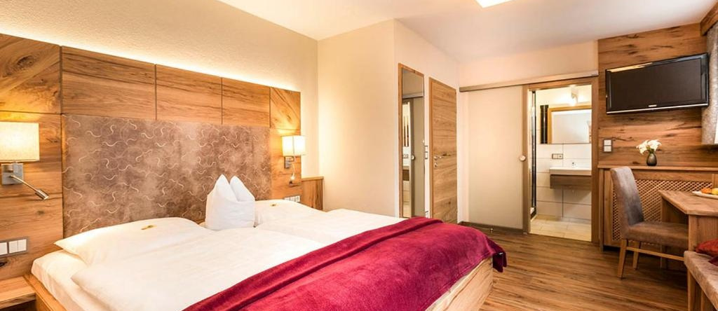 Nichtraucher-Ferienhotel Hohen Bogen, 诺伊基兴拜姆海利根布卢特 — 照片 1