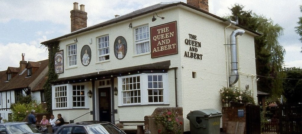 The Queen and Albert, High Wycombe — photo 1