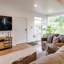 1 Mi To Dtwn Coos Bay: Sleek Apt W/ Deck & Views!, Куз Бэй — фото 4