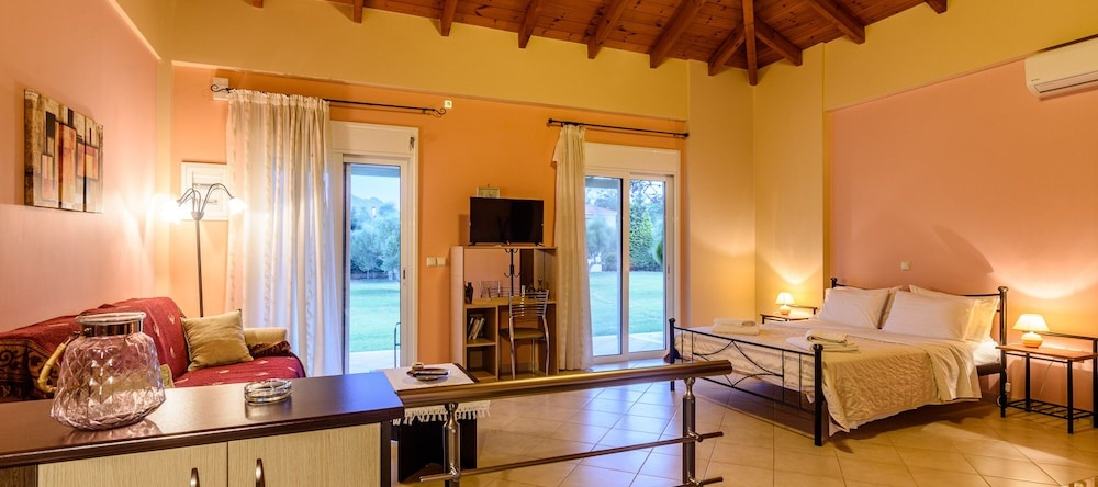 Kyparissia Garden Retreat - Premium Master Suite, Trifylia — photo 1