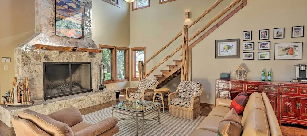 Riverfront Blanco Home w/ Shaded Porch + Hot Tub, 布兰科 — 照片 1