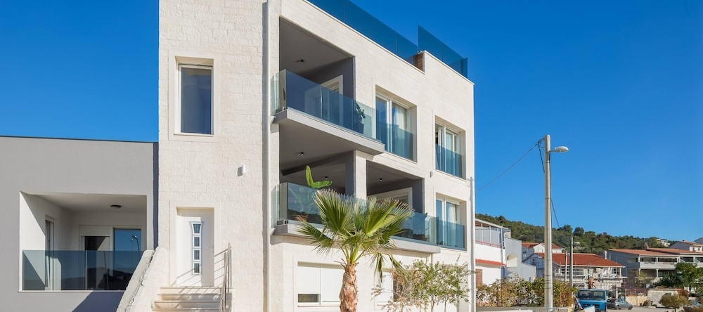 Beachfront Villa Seashell with Pool, Vinisce — photo 1