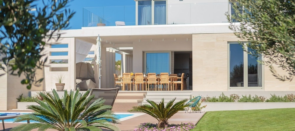 Luxury Villa Cinderella With Swimming Pool, Примостен — фото 1