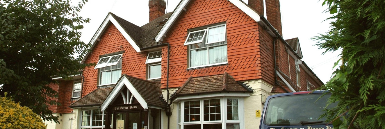 The Corner House Hotel Gatwick, Хорли — фото 1