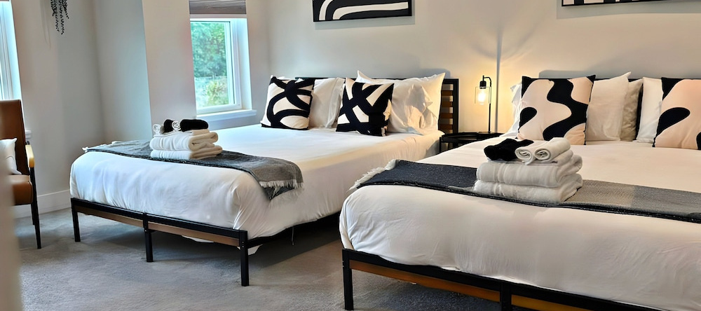 Modern 4BR with Parking - WV rep 4, 沃伦维尔 — 照片 1