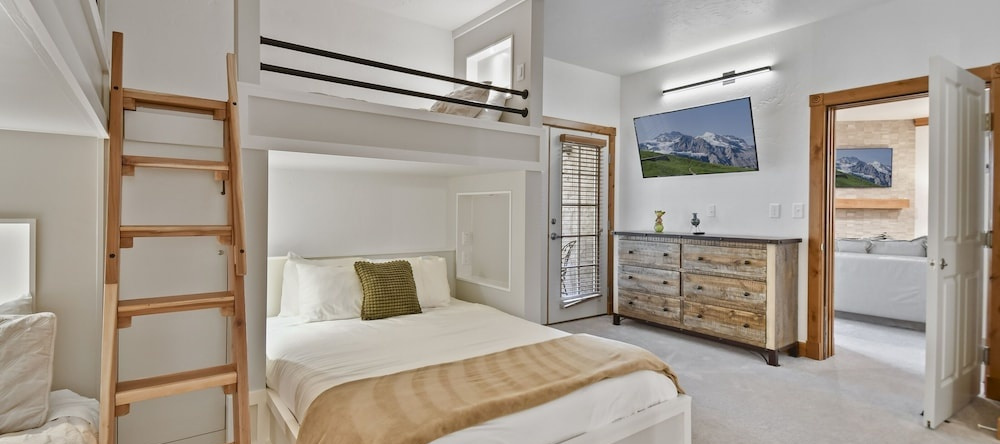 Family Getaway~pool, Tubing, Skiing, & Ice Castles Villa 1002 1 Bedroom Villa by RedAwning, 中途岛 — 照片 1