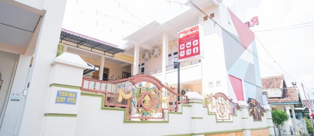 RedDoorz Syariah at Aura Homestay, 波诺罗戈 — 照片 1