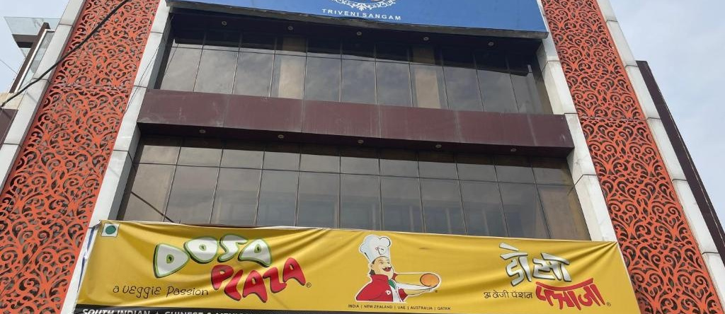 Capital O 22194 Hotel SPRL Triveni sangam, 朱西 — 照片 1