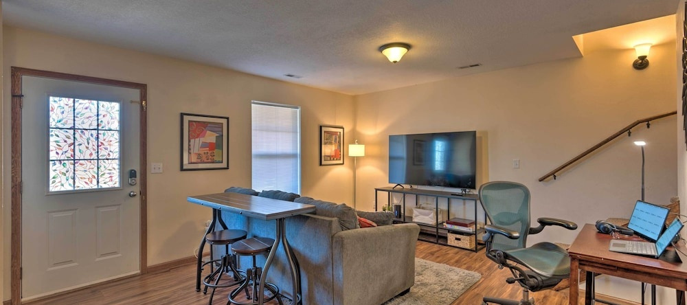 Cozy Cedar Rapids Pad - 2 Blocks to Mercy Care!, Cedar Rapids — photo 1