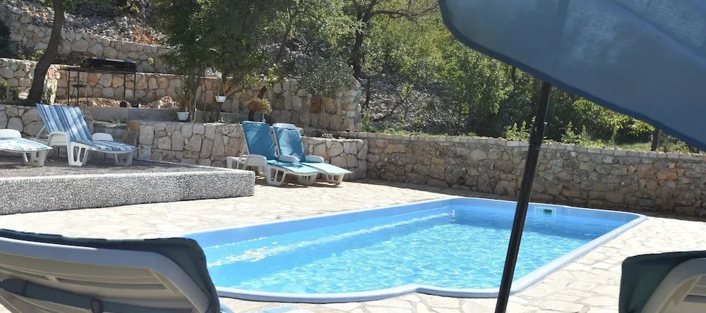 Welcoming Holiday Home in Ugljane With Swimming Pool, 特里尔 — 照片 1