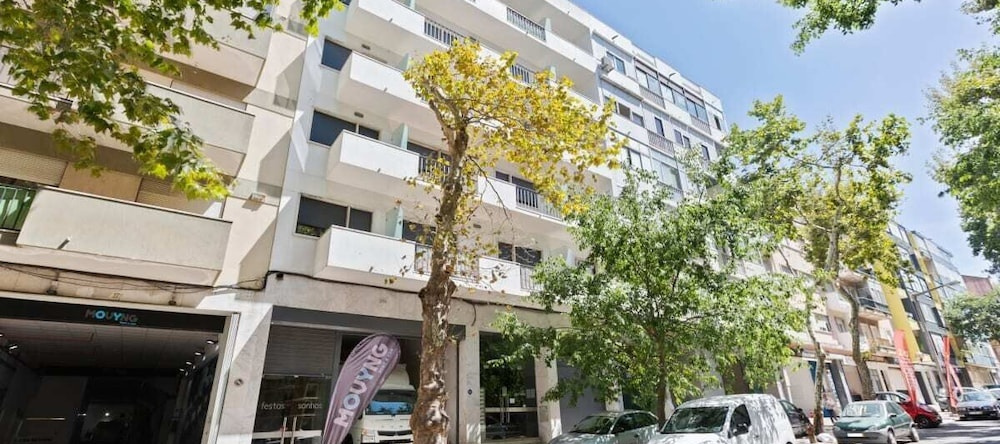 Spacious 1 Bed Apt w/Balcony, Sleeps 3, 里斯本 — 照片 1
