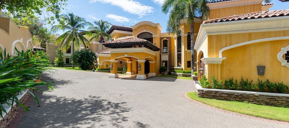 Spectacular Mediterranean-Style Mansion with Beachfront Views in Playa Flamingo, 火烈鸟海滩 — 照片 1