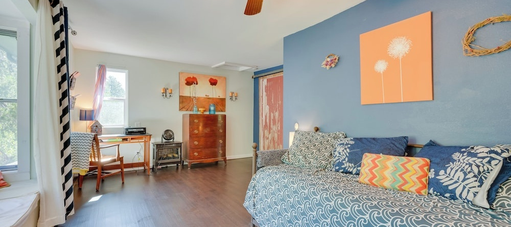 Stunning Golden Home w/ Deck ~ 35 Mi to Denver!, 布莱克霍克 — 照片 1