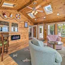 Spacious Lakefront Home w/ Sunroom & Bar!, 罗杰斯城 — 照片 4