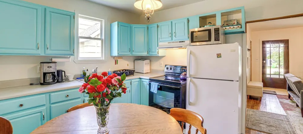 Steps to Lake Huron: Retreat w/ Yard in St Ignace, 圣伊格纳斯 — 照片 1
