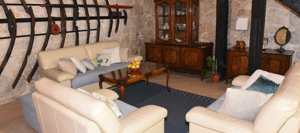 Traditional Croatian stone house, 巴奇纳 — 照片 1