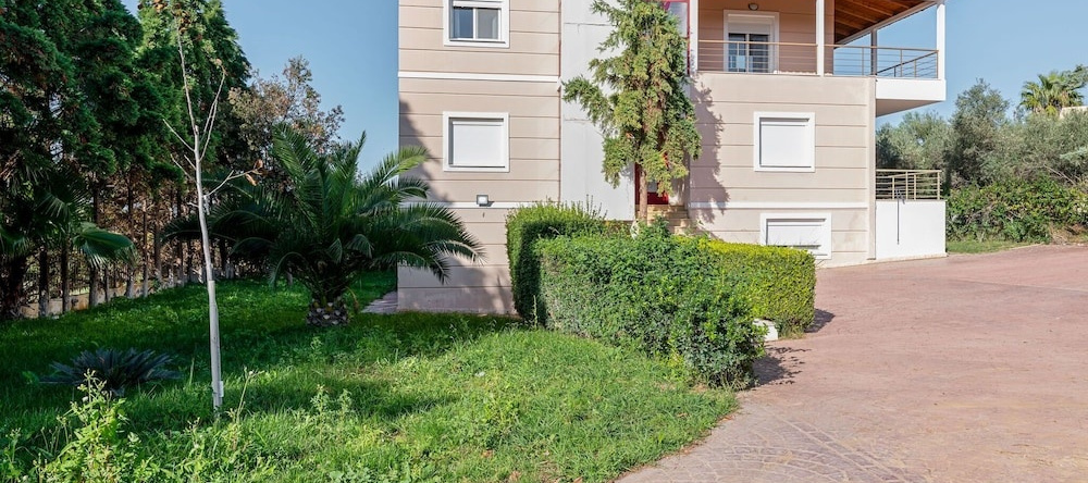 Decent Holiday Home in Chalcis With Garden, 德罗西亚 — 照片 1