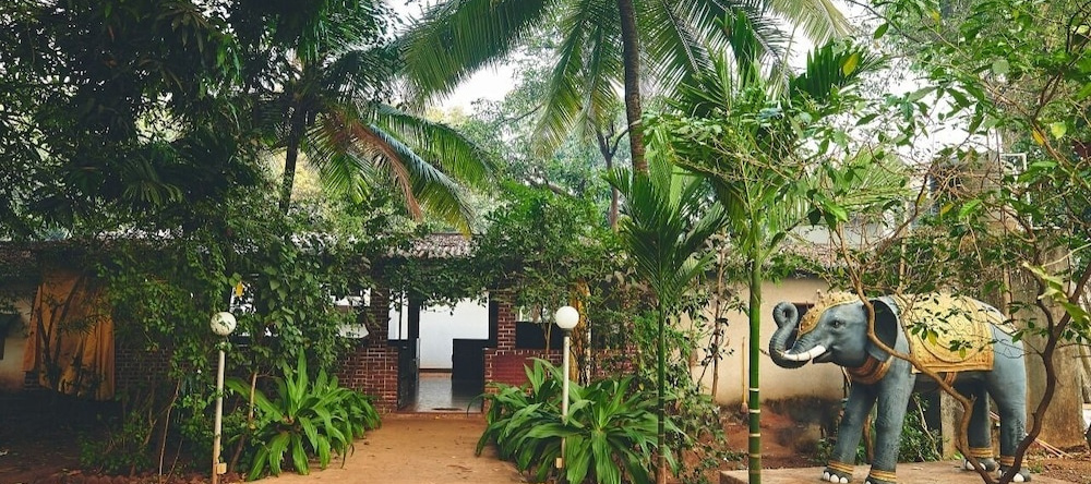 Natures Nest Resort, Пляж Мандва — фото 1
