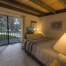 Spiral Staircase by Lake Tahoe Accommodations, 北太浩湖 — 照片 3