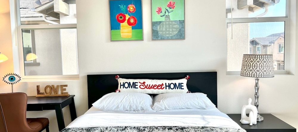 Sunny & Stylish Near LA 4BR Home w Desks & Lounge, Помона — 照片 1