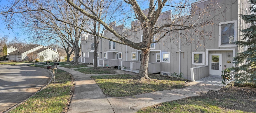 Lovely Iowa City Townhome ~ 3 Mi to Dtwn!, Iowa City — photo 1