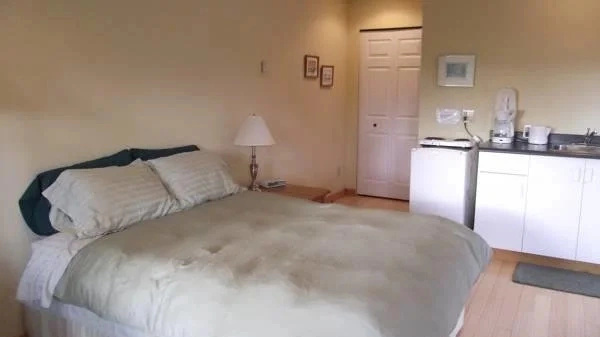 Secret Cove Cottage Suites, 半月湾 — 照片 1