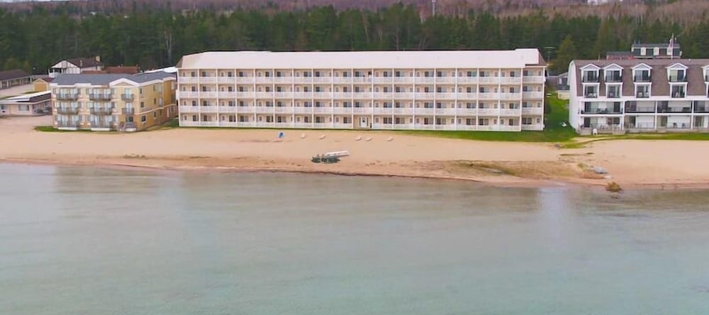 Mackinaw Beach & Bay Inn & Suites, 麦基诺城 — 照片 1