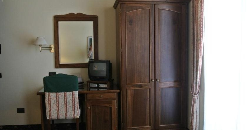 Hotel Pavone, Angera — photo 1