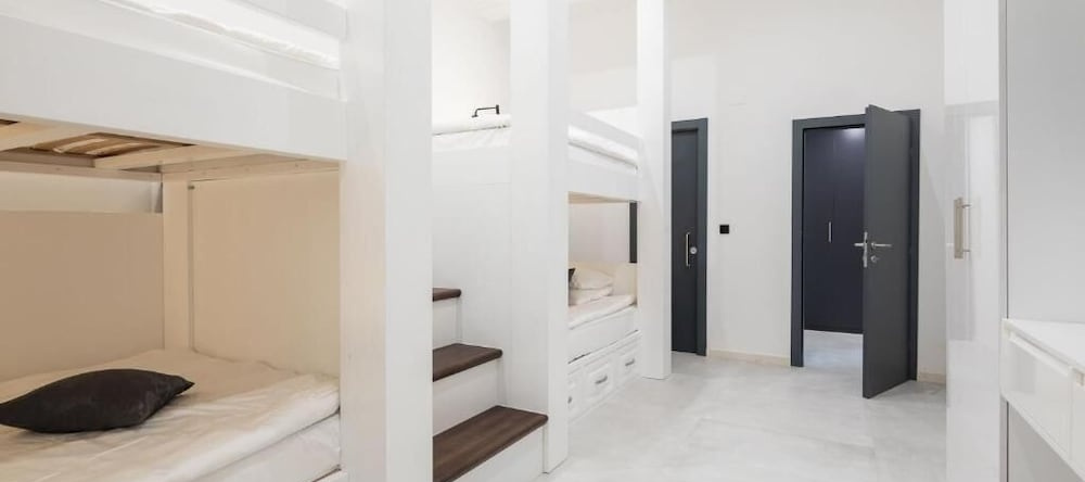 white residence with pool room, 赫瓦尔 — 照片 1