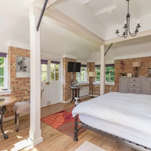 Old Mill Lodge I By Huluki Sussex Stays, Хорсхем — фото 2