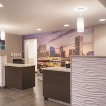 La Quinta Inn & Suites by Wyndham Baltimore BWI Airport, Linthicum Heights — photo 2