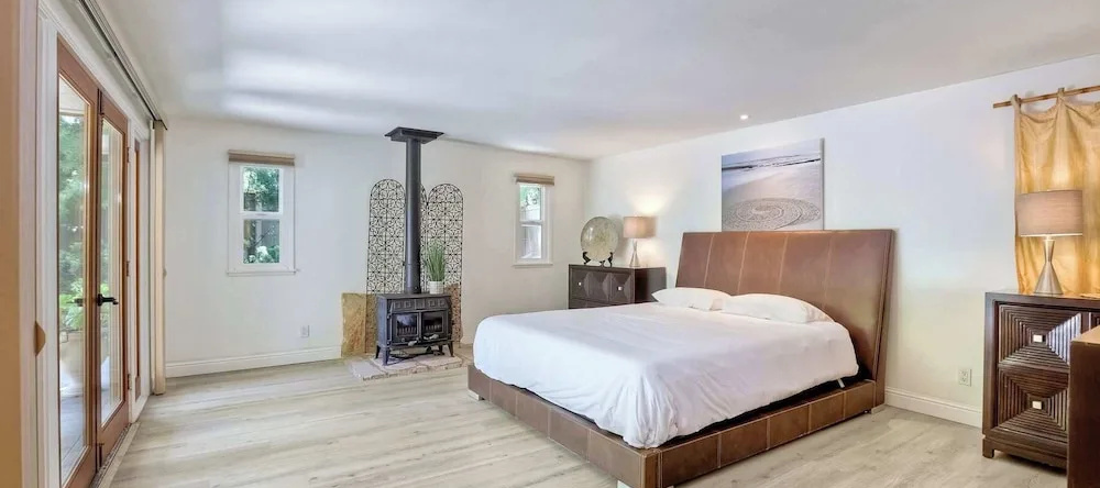 Serene Coastal Home Sleeps 8 1 Mile From Beach!, 恩西尼塔斯 — 照片 1