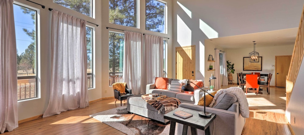 Near Golfing: Munds Park Cabin w/ Deck!, 曼兹公园 — 照片 1