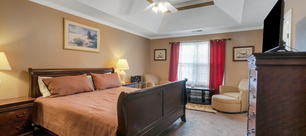 Atlanta Retreat W/ 2-car Garage, Fenced Yard 6 Bedroom Home by RedAwning, 洛卡斯特格罗夫 — 照片 1