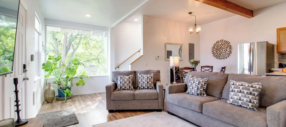 1 Mi To Dtwn Coos Bay: Sleek Apt W/ Deck & Views!, Куз Бэй — фото 1