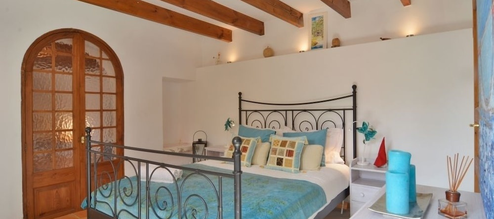 Mallorca traditional stone village house, 阿拉罗 — 照片 1