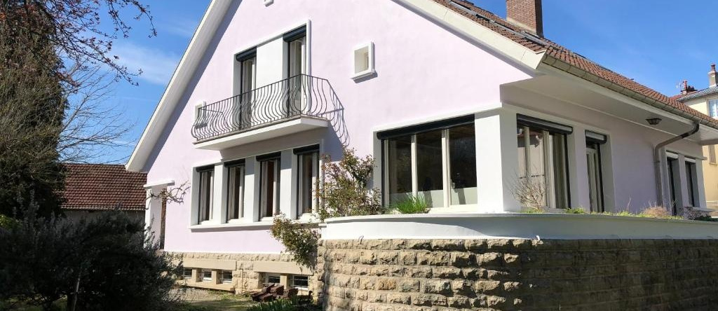 La Maison, 4 appartements 3 étoiles climatisés au centre ville avec jardin proche du Parc et des Thermes, 隆勒索涅 — 照片 1