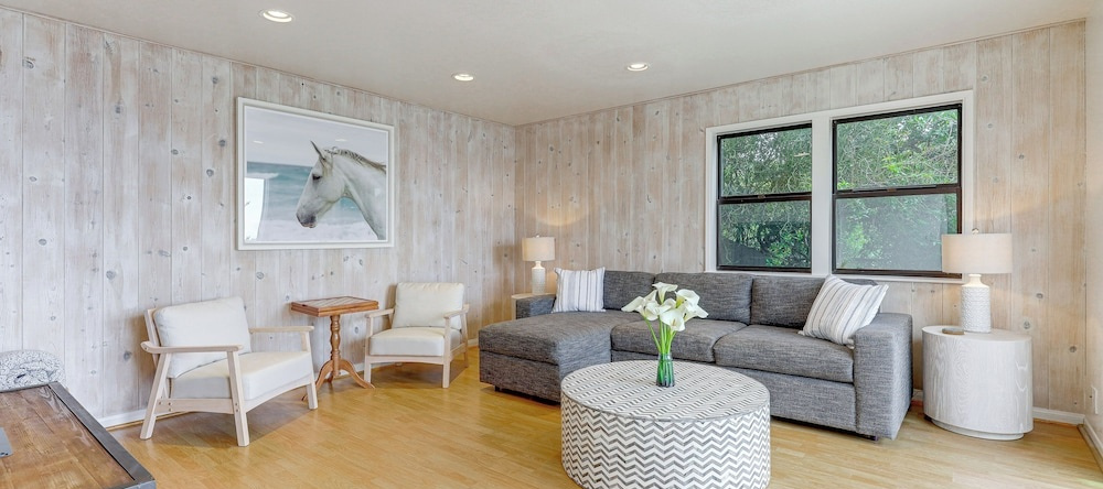 Summerland Home w/ Beach Supplies: Walk to Beach!, Summerland — photo 1