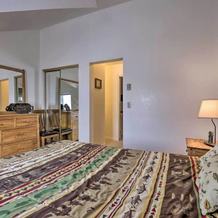 Fireplace & Stream Access: Cozy Grand Lake Retreat, Гранд-Лейк — фото 2