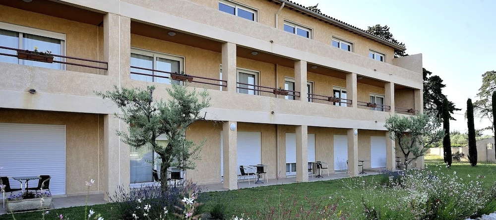Hotel Pernes Les Fountaines, 佩尔讷莱方丹 — 照片 1