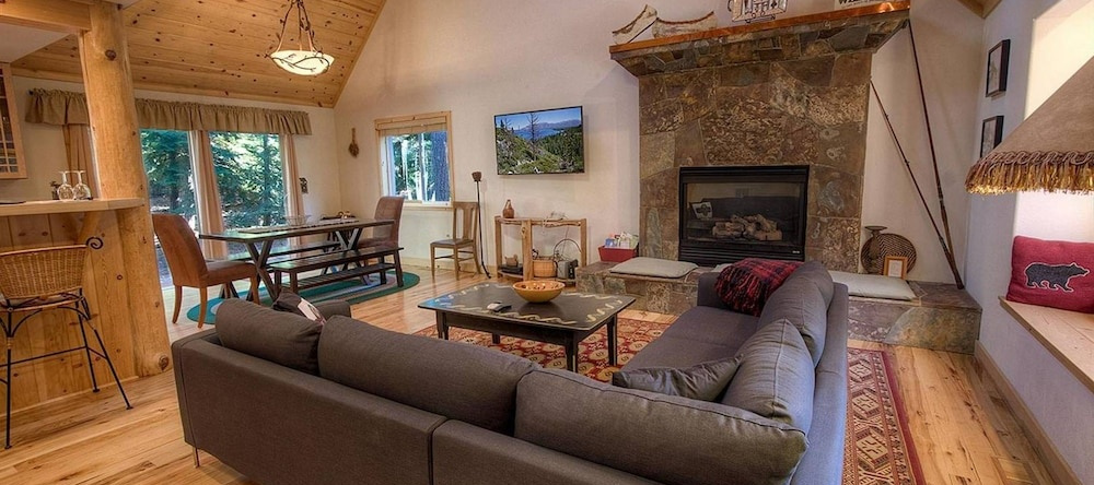 Knotty Pine Retreat by Lake Tahoe Accommodations, 霍姆伍德 — 照片 1