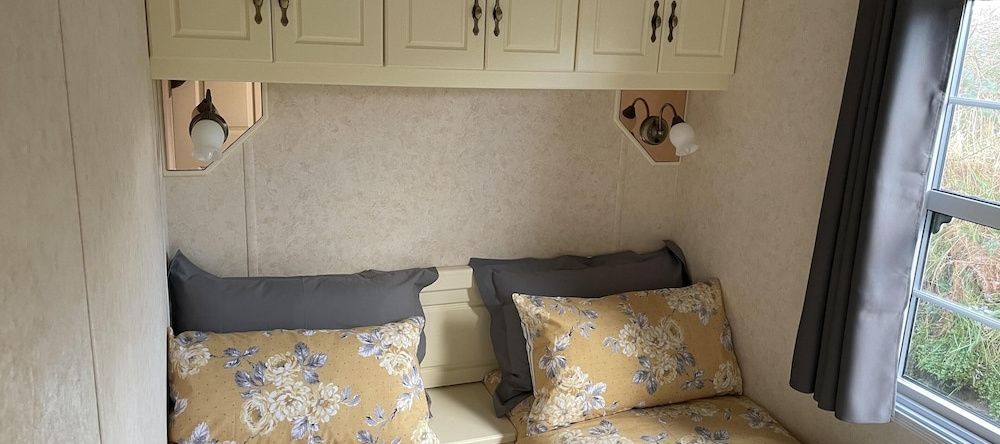 Captivating 2-Bed Static Caravan On Private Land, Llanfair-Yn-Neubwll — фото 1