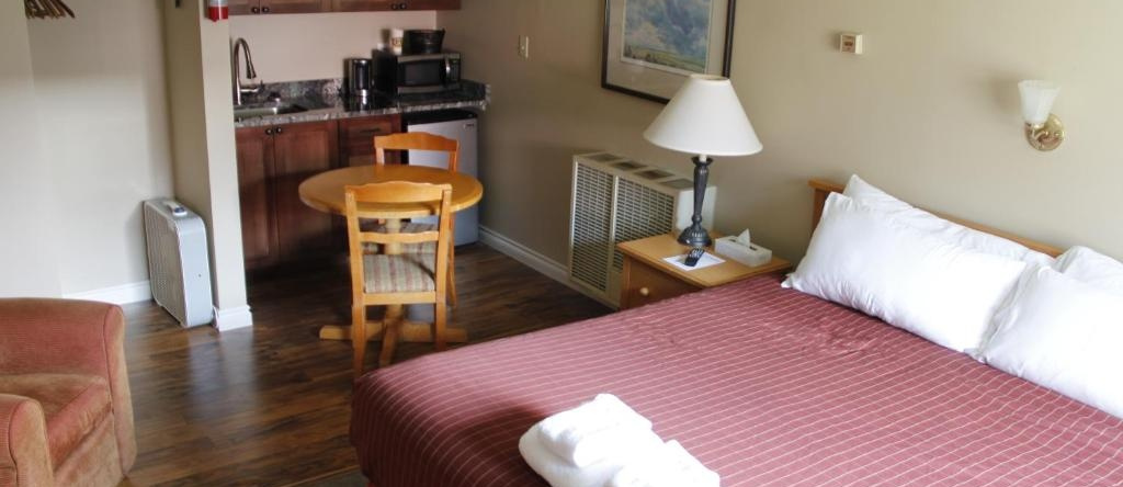 Aspen Village Inn, Waterton Park — photo 1