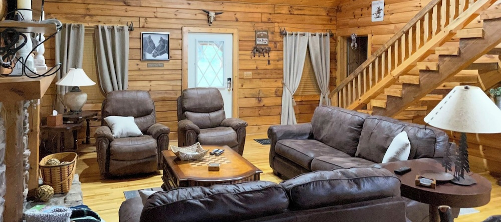 Cozy Trenton Cabin w/ Spa ~ 15 Mi to Lookout Mtn!, 瑞辛福恩 — 照片 1