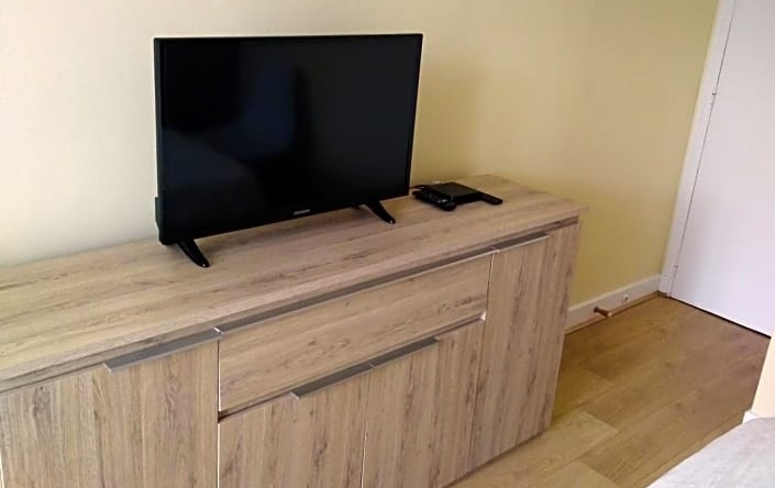 chez Myla chambre avec tv écran plat et salle de bain privative, 布尔日 — 照片 1