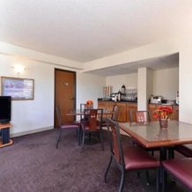 Executive Plus Inn and Suites, 埃尔克城 — 照片 5